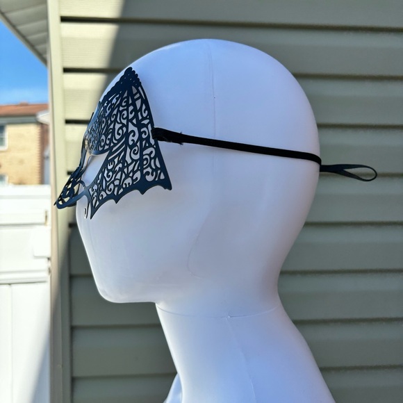 BLACK METAL LACE WORK BAT SHAPE FACE MASK GOTH FESTIVAL HALLOWEEN - Picture 3 of 5
